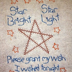 Puede incluir: Una tela beige con estrellas bordadas y el texto "Star Bright Star Light Please grant my wish I wished tonight".