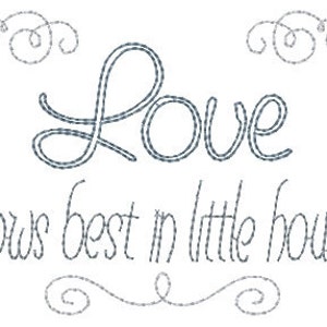 Könnte beinhalten: Ein weißer Hintergrund mit einem blauen gestickten Zitat, das lautet "Liebe wächst am besten in kleinen Häusern". Das Zitat ist von dekorativen Schnörkeln eingerahmt.