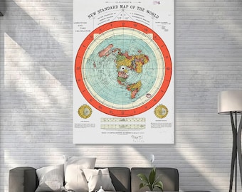 Puede incluir: Un mapa del mundo vintage, titulado "New Standard Map of the World", se muestra en una pared blanca. El mapa presenta un diseño circular con colores rojo, azul y amarillo. El mapa está enmarcado y sobre un sofá gris.