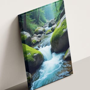 Tranquil Forest Stream Leinwanddruck - Ruhiger Wasserfall Natur Wandkunst, Moosige Felsen und Fluss Poster für Zuhause oder Büro Dekor