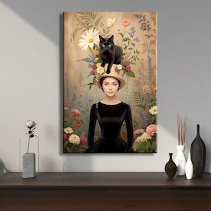 Könnte beinhalten: Eine Frau in einem schwarzen Kleid mit einem Blumenhut und einer schwarzen Katze, die auf dem Hut sitzt. Der Hintergrund ist ein Garten mit Blumen und Grün.