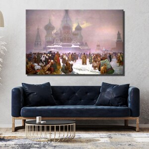 Puede incluir: Una pintura que representa a una multitud de personas reunidas frente a un gran edificio de ladrillo rojo con múltiples cúpulas. El edificio está rodeado de una plaza cubierta de nieve. El cielo es de un azul pálido con un toque de rosa.