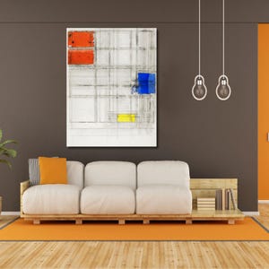 Könnte beinhalten: Modernes Wohnzimmer mit weißem Sofa auf Holzbasis, orangefarbenem Teppich und großem abstraktem Gemälde mit roten, blauen und gelben Blöcken. Zwei Pendelleuchten hängen von der Decke.