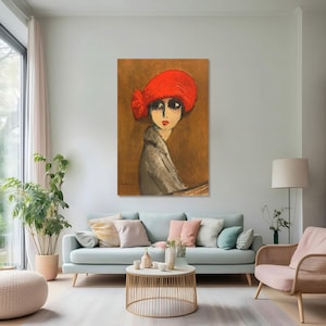 Può includere: Ritratto incorniciato di una donna con un grande cappello rosso con un fiocco. L'opera presenta una tavolozza di colori tenui con uno sfondo marrone e un cappotto grigio. La donna ha occhi scuri e labbra rosse.