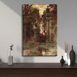 以下が含まれることがあります： 森に通じる、古くて装飾的な鉄製の門を描いた絵画。門は鍛冶鉄製で、装飾的なデザインが施されています。門は開いており、その向こうの森が見えます。絵画は写実的なスタイルで描かれており、色は抑えられています。