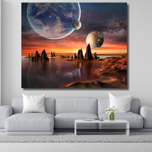 Op de afbeelding: Een digitaal schilderij van een fantasielandschap met hoge, rotsachtige bergen die uit een waterlichaam oprijzen. De lucht is gevuld met sterren en twee planeten, één groot en blauw, de andere kleiner en rood. De scène wordt verlicht door een warme, oranje zonsondergang.