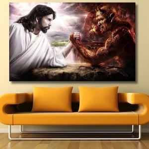 Puede incluir: Una impresión en lienzo que representa una dramática lucha de pulso entre una figura con túnica blanca y un demonio rojo. El fondo presenta una cascada, cielos tormentosos y un paisaje volcánico. La obra de arte se exhibe sobre un sofá naranja.