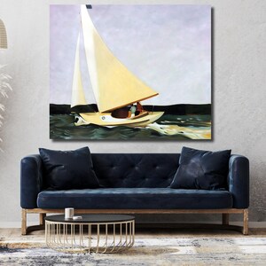 Op de afbeelding: Een schilderij van een zeilboot met witte zeilen en een gele romp, die op een wateroppervlak vaart met een lichtblauwe lucht en witte wolken op de achtergrond.