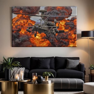 Op de afbeelding: Een canvas print van een militaire helikopter in vlucht tegen een achtergrond van een explosie. De helikopter is olijfgroen met zichtbare wapens. De explosie heeft fel oranje en rode vlammen met donkere rook.