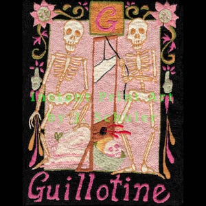Op de afbeelding: Geborduurde patch met een roze achtergrond, met twee skeletten met zeisen, een guillotine en het woord "Guillotine" in roze. Het ontwerp bevat bloemaccenten en een vierkant met de letter "G".