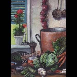 Può includere: Dipinto di natura morta di una scena di cucina. Una pentola di rame è accanto a verdure fresche, tra cui carote, lattuga e aglio. Cipolle rosse sono appese dall'alto. Sono visibili anche una finestra con una pianta in vaso e un macinapepe. Il testo "Instant Print Art by J. Schult" è nell'immagine.