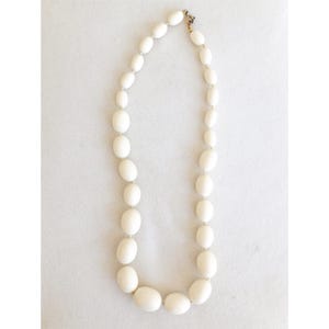 Vintage 60s 1960s Trifari Graduated Off White Ivory Oval Beaded Necklace
