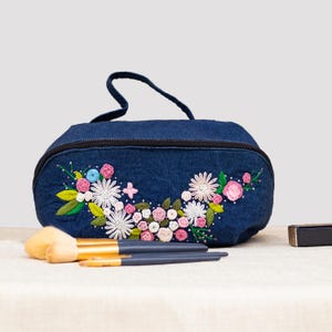 Afgewerkte handgeborduurde make-uptas met bloemen | Indigo tie-dye linnen cosmetica-organizer | Reistoilettas met meerdere compartimenten
