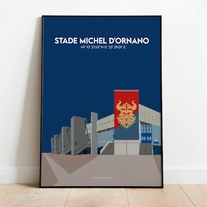 Può includere: Un'illustrazione blu e bianca dello Stade Michel d'Ornano, uno stadio di calcio a Caen, in Francia. Lo stadio è mostrato da un basso angolo, con gli spalti e il campo visibili. Il nome dello stadio e le sue coordinate sono stampate nella parte superiore dell'immagine.