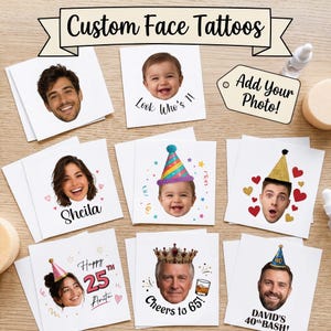 Può includere: Una collezione di tatuaggi temporanei quadrati personalizzati con vari ritratti di persone e bambini. Alcuni design includono cappellini da festa, corone, cuori e testi come Look Who's 1, Sheila, Happy 25th Anita, Cheers to 65 e David's 40th BASH.