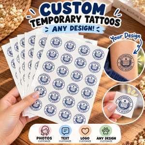 Puede incluir: Una hoja de tatuajes temporales personalizados con un logotipo circular azul repetitivo de Riverdale High School con un icono de libro abierto. El diseño incluye un borde circular con el texto Riverdale High School. Recortes circulares adicionales muestran el tatuaje aplicado sobre la piel y sostenido como una pieza cuadrada.