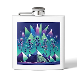 Op de afbeelding: Een witte roestvrijstalen drinkfles met een kleurrijke illustratie van zes aliens die dansen voor piramides onder schijnwerpers. De aliens zijn groen, blauw en paars met zwarte contouren. De achtergrond is donkerblauw met witte sterren.