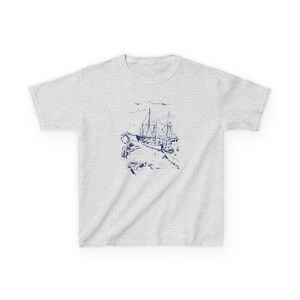 A gray t-shirt with a blue ink drawing of a ship docked at a pier Sailboats Baby Tee, Seashell Baby Tee, Nautical Baby Tee, Nautical T-Shirt, Ocean Theme Crop Tee, Beach Day Crop Top, Summer Baby Tee