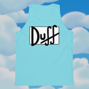 Op de afbeelding: Een lichtblauw mouwloos shirt met het woord "Duff" in zwart, in een witte rechthoek. Het mouwloze shirt is gemaakt van een zacht materiaal. De achtergrond is een blauwe lucht met witte wolken.
