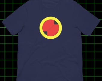 Könnte beinhalten: Marineblaues T-Shirt mit einem grafischen Design. Das Design ist ein roter Kreis mit einem schwarzen Segment, umgeben von einem gelben Kreis. Das Shirt ist aus weichem Material.
