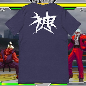 Könnte beinhalten: Ein marineblaues T-Shirt mit einem weißen Aufdruck des japanischen Kanjis für "Gott" auf der Rückseite.