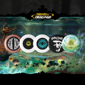 Peut inclure: Plusieurs badges ronds avec des motifs variés. Un bouton présente un motif d'œil blanc sur fond rose. D'autres boutons affichent des motifs d'yeux jaunes et turquoise, un bouton noir avec un visage et un bouton avec un arbre.