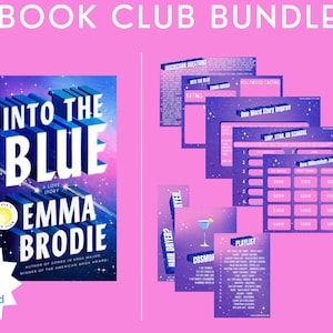 Puede incluir: Un paquete para club de lectura que incluye el libro Into the Blue de Emma Brodie y un conjunto de tarjetas de actividades impresas en morado y rosa. Las tarjetas incluyen preguntas de debate, una lista de reproducción y juegos de trivia.