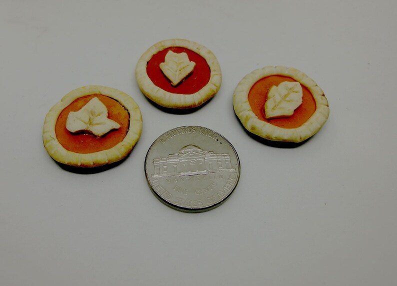 Miniature Pumpkin Pie With Leaf Design Crust 1:12 Scale