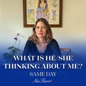 Może przedstawiać: Kobieta o brązowych włosach i okularach siedzi przed niebieskim tłem. Na tle widnieje tekst "What is he/she thinking about me? Same Day NaiTarot".