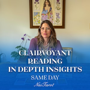 Puede incluir: Una mujer con cabello castaño y gafas se sienta en una mesa con cartas de tarot extendidas frente a ella. El texto en la mesa dice "Clairvoyant Reading In Depth Insights Same Day NaiTarot".