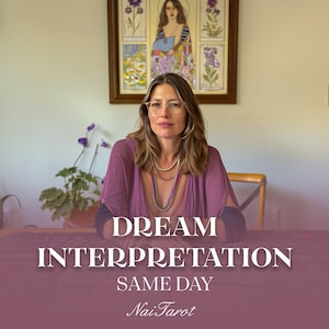 Puede incluir: Una mujer con el pelo largo y castaño, que lleva gafas y una camisa morada, está sentada en una mesa con un fondo rosa. El texto "DREAM INTERPRETATION SAME DAY NaiTarot" se muestra en la mesa.