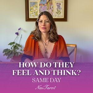 Puede incluir: Una mujer con el pelo largo y castaño, que lleva gafas y una blusa roja, está sentada en una mesa con una planta en el fondo. El texto de la imagen dice "How do they feel and think? Same Day NaiTarot".
