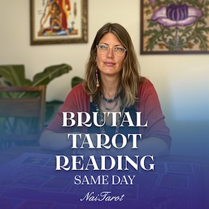 Peut inclure: Une femme aux longs cheveux bruns et aux lunettes est assise à une table avec des cartes de tarot étalées devant elle. Le texte sur l'image indique "Brutal Tarot Reading Same Day Nai Tarot".