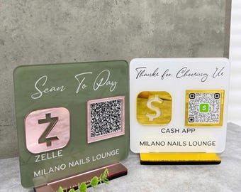 Puede incluir: Dos letreros de pago rectangulares de acrílico. El letrero izquierdo es verde oliva con detalles en oro rosa, con el texto Scan To Pay, ZELLE y MILANO NAILS LOUNGE. El letrero derecho es blanco con detalles dorados, con Thanks for Choosing Us, CASH APP y MILANO NAILS LOUNGE.