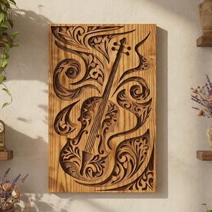 Puede incluir: Una pieza de arte mural de madera con un tallado detallado de un violín y patrones florales. La obra de arte se exhibe en una pared de color claro, rodeada de estantes decorativos con libros, relojes y plantas. La madera tiene un tono cálido natural.