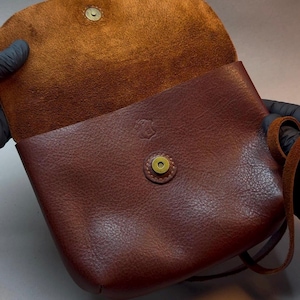 Bag – pattern and tutorial in PDF format. Create a stylish accessory with your own hands, ideal as a gift or for your personal collection. Detailed instructions make it easy, even for beginners, to craft a functional and fashionable bag.