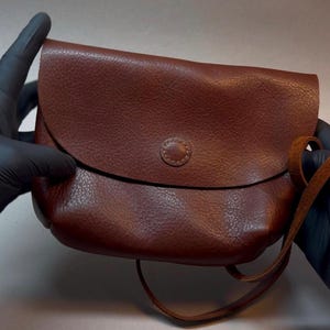 PDF bag pattern with step-by-step guidance. Easily make a stylish and unique bag yourself! This template is perfect for everyday use or as a thoughtful gift, showcasing your creativity and craftsmanship.