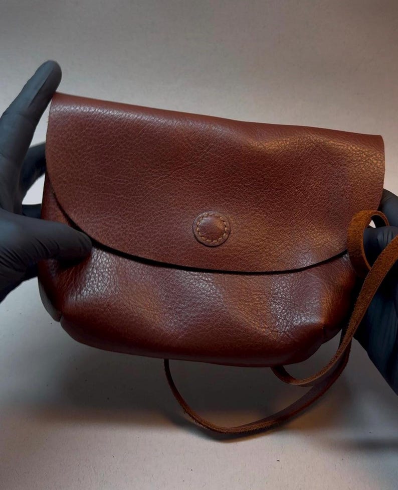 PDF bag pattern with step-by-step guidance. Easily make a stylish and unique bag yourself! This template is perfect for everyday use or as a thoughtful gift, showcasing your creativity and craftsmanship.