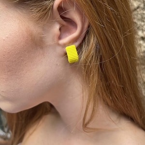 Oorbellen van polymeerklei, getextureerde minihoepels, moderne Huggie Clay-oorbellen, alledaagse lichtgewicht sieraden, speels cadeau-idee, slow fashion