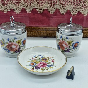 Juego de cucharones para huevos Royal Worcester tamaño King y platillo de porcelana fina con diseño floral.