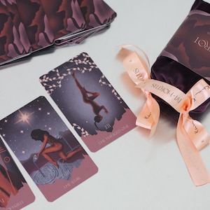Baralho de Tarô de Bruxa com Bolsa de Veludo – Cartas inspiradas em Rider Waite, uma personagem feminina sombria | Ilustrado por Artista | Presente Místico para Ela | Arte Oculta Feminina