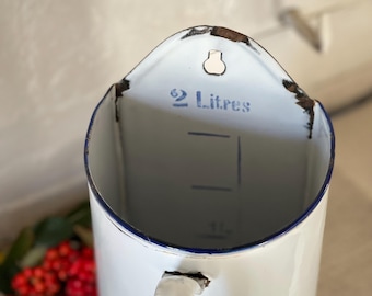 Irrigador de esmalte vintage, jarra francesa de esmalte blanco.