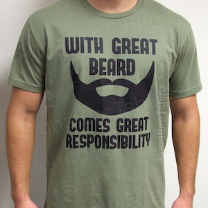 Pode incluir: Uma camiseta verde com um gr&aacute;fico preto que diz "With Great Beard Comes Great Responsibility". O gr&aacute;fico inclui uma barba preta com bigode.
