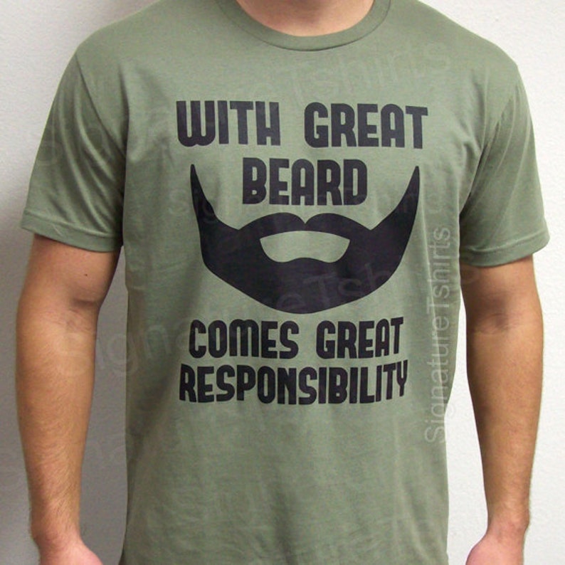 Pode incluir: Uma camiseta verde com um gr&aacute;fico preto que diz "With Great Beard Comes Great Responsibility". O gr&aacute;fico inclui uma barba preta com bigode.