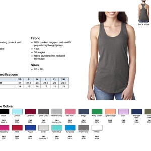 Pode incluir: Um top de al&ccedil;as cinzento com costas de nadador e decote redondo. O top &eacute; feito de um tecido jersey leve e tem uma etiqueta destac&aacute;vel. O top est&aacute; dispon&iacute;vel em 23 cores e tamanhos XS a 2XL. O top &eacute; mostrado em uma modelo que est&aacute; usando jeans.