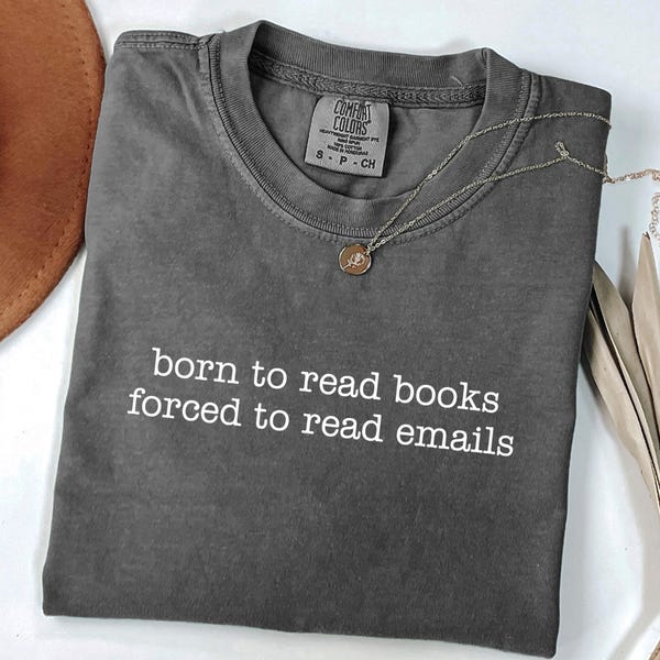 Camiseta "Nacido para leer libros, obligado a leer correos electrónicos", camiseta con humor de oficina, camiseta divertida para el trabajo, regalo para compañeros de trabajo, regalo para amantes de los libros, para amantes de la lectura, colores que brindan comodidad.