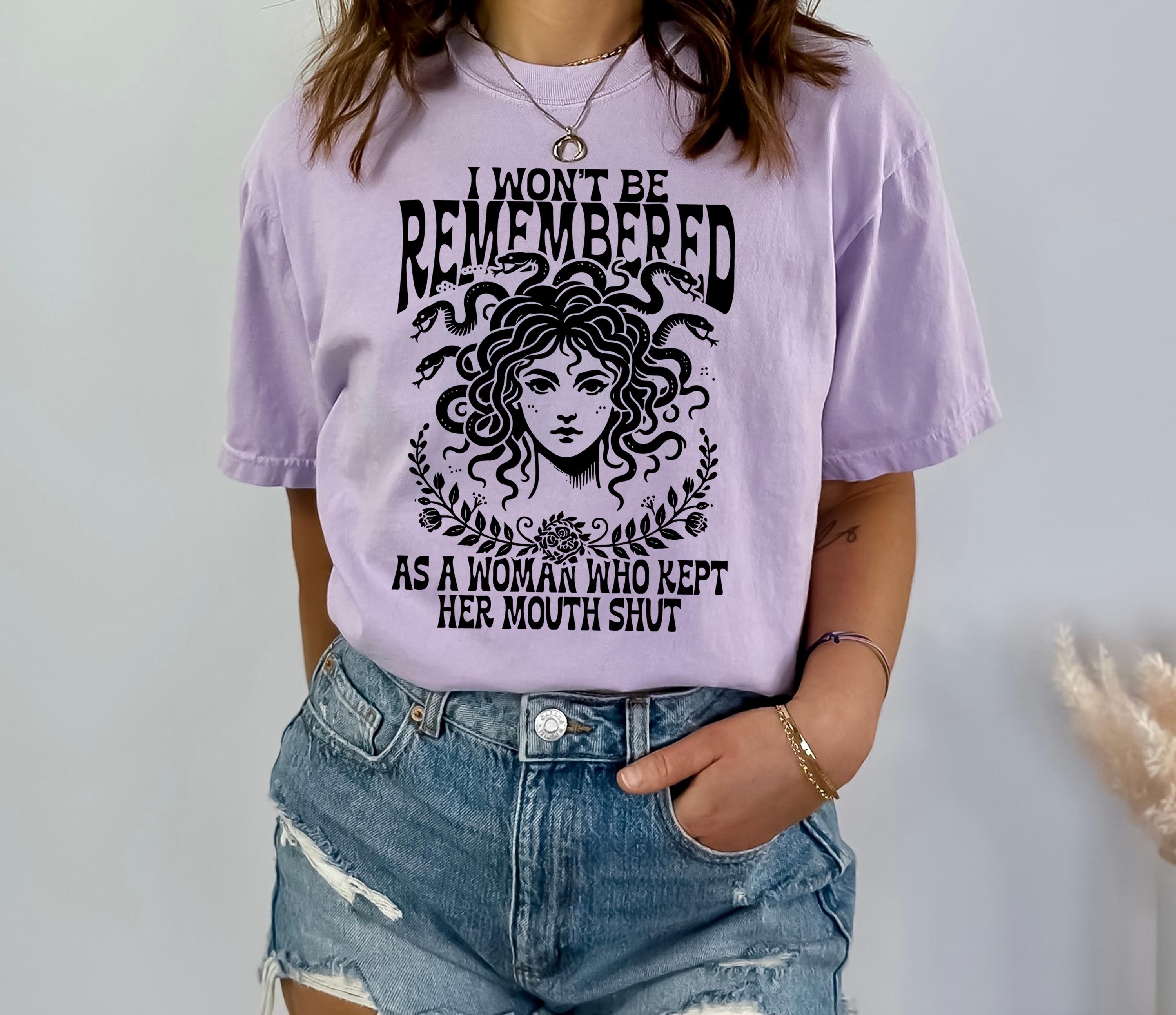 Camiseta "No seré recordada como una mujer que mantuvo la boca cerrada", camiseta Comfort Colors®, camiseta feminista, camiseta feminista, camiseta de protesta