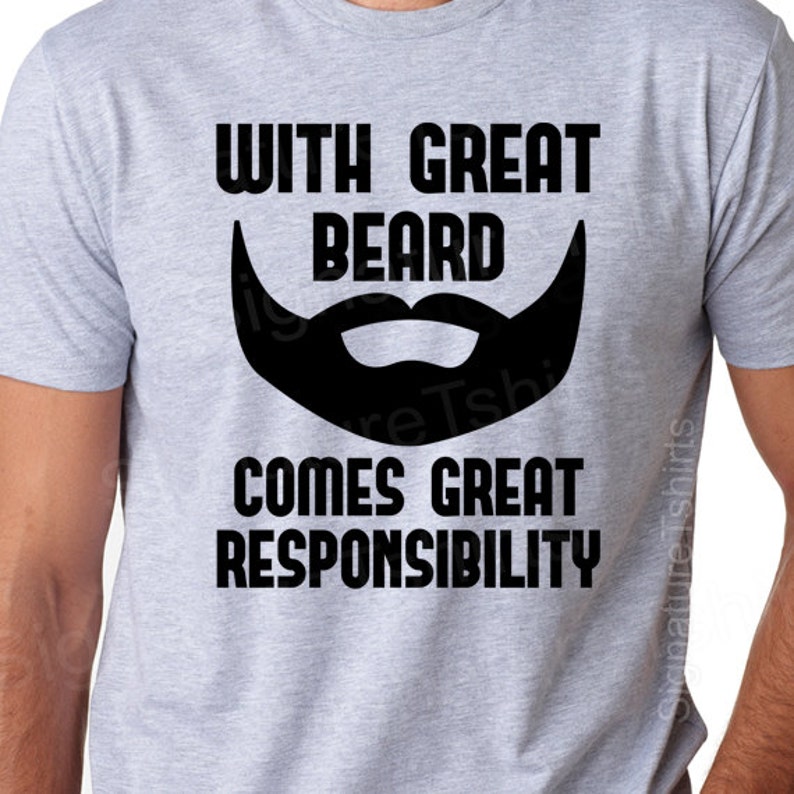 Pode incluir: Uma camiseta cinza com um gr&aacute;fico preto que diz "With Great Beard Comes Great Responsibility". O gr&aacute;fico inclui uma barba preta com um sorriso.