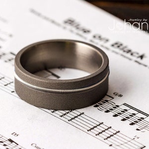 Anillo de titanio arenado personalizado con incrustaciones de cuerdas de guitarra de níquel