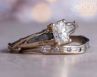 Conjunto de noivado e aliança de casamento exclusivos com corte esmeralda e pedra de meteorito.